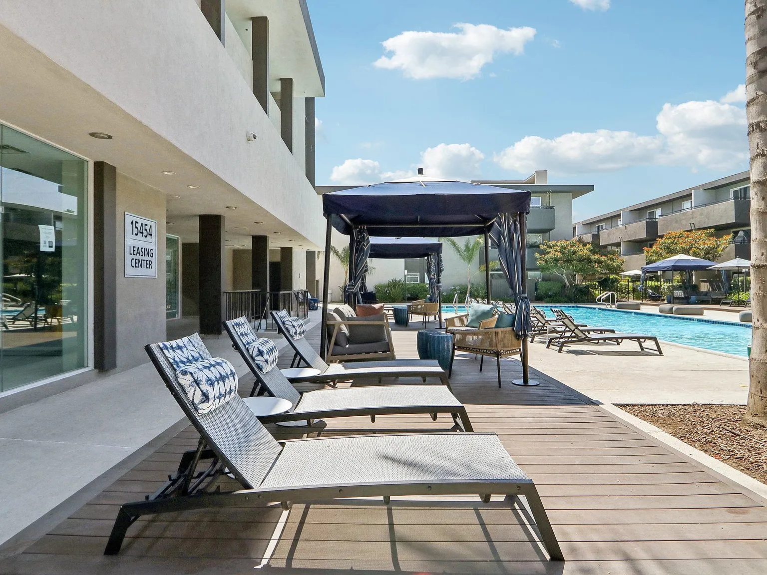 San Regis Apartments — Photo 2