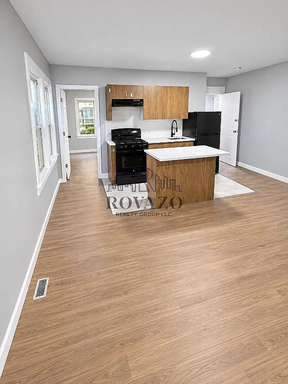 4 bed, 1.5 bath, 950 sqft, $2,350 — Photo 1