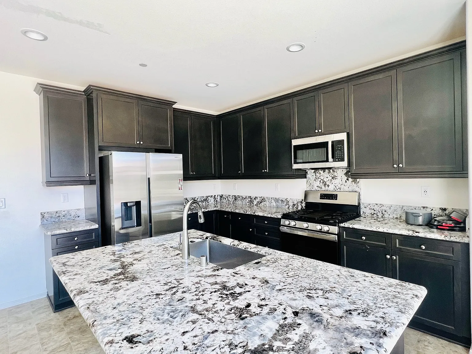 4 bed, 2.5 bath, 2680 sqft, $4,000 — Photo 3