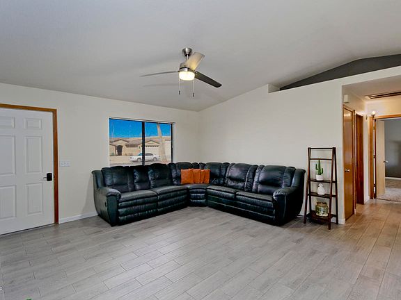 5th image of 760 Kootenay Dr