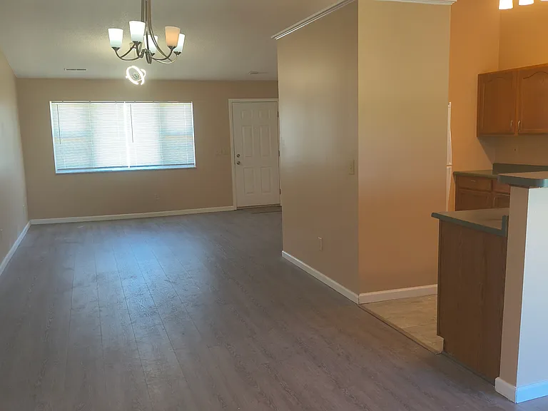 1655 E Crescentville Rd — Photo 11