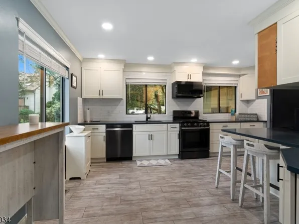 37 Cardinal Ln, Hampton Twp., NJ 07860