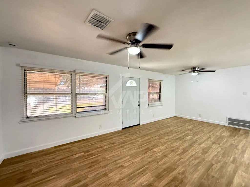 4 bed, 1636 sqft, $2,100 — Photo 4