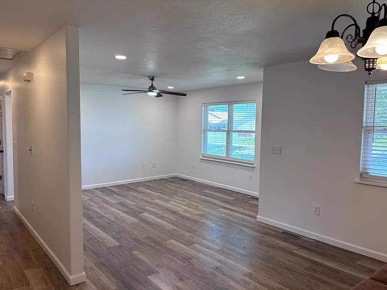 214 E Hyde St — Photo 3