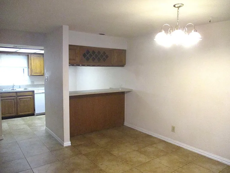 203 Yorkshire Ct — Photo 8