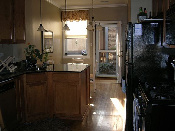 4th image of 877 W Cornelia Ave #3