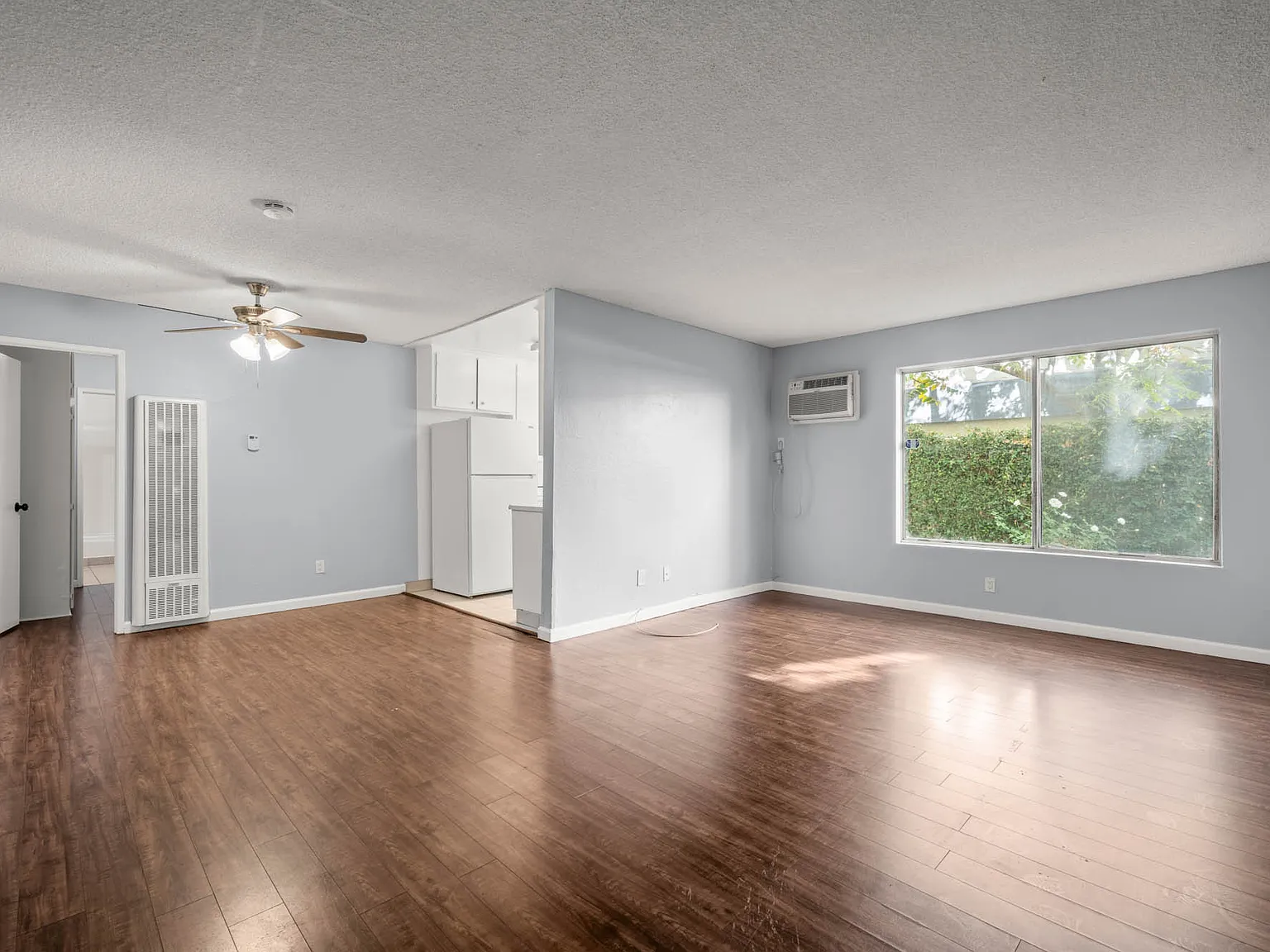 5900 Reseda Blvd — Photo 1