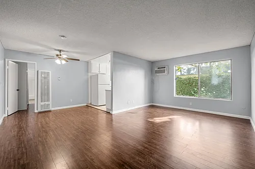 5900 Reseda Blvd Photo 1