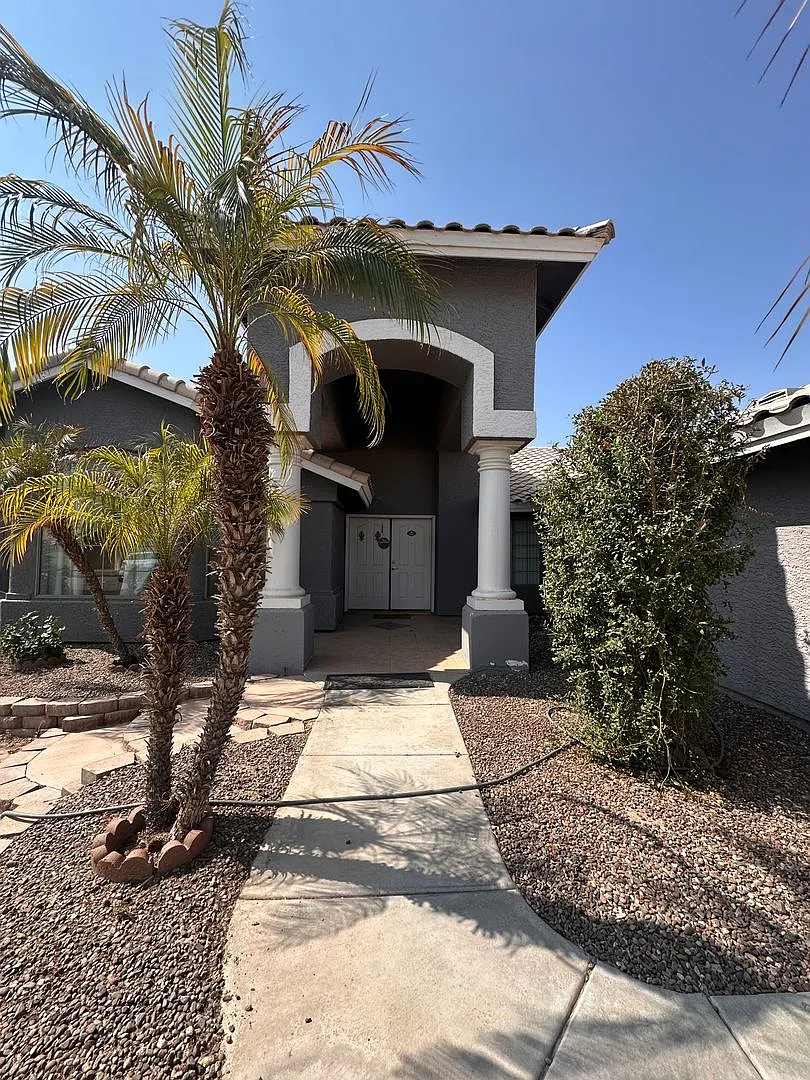 4 beds, 3 car garage and pool — Photo 2