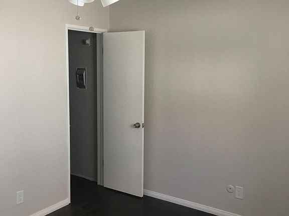 Bedroom w walk-in closet