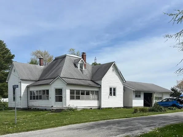 302 E Harrison St, Hidalgo, IL 62432