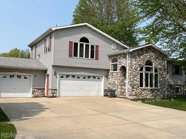 2062 Middle Haven Dr, Gladwin, MI 48624