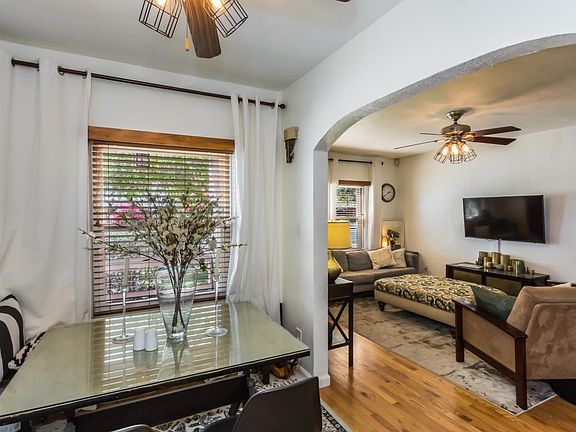 2511 N 12th dining:lvg