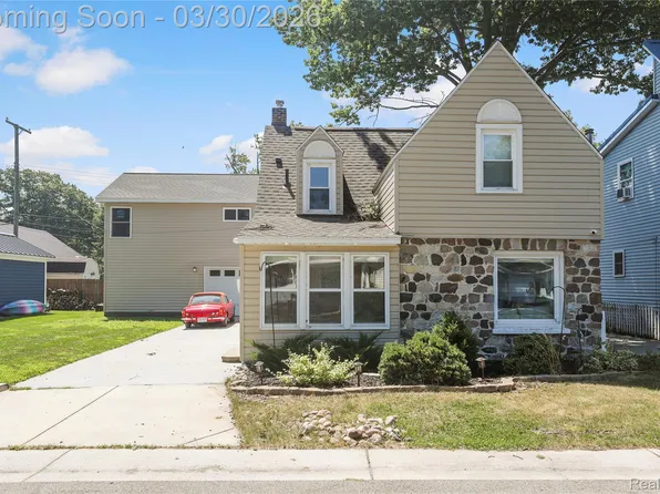 3051 Elmwood Dr, Fort Gratiot, MI 48059