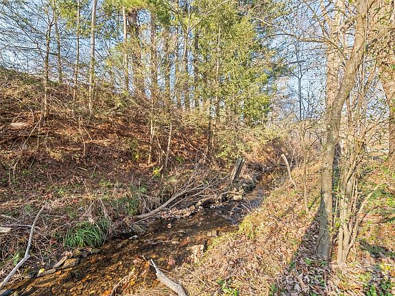 5th image of 140 Oakdale Rd