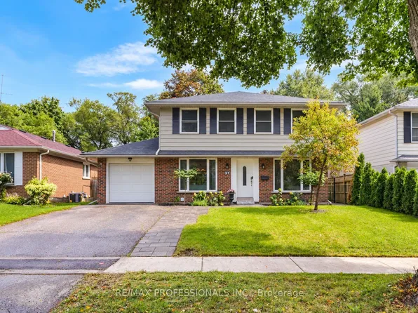 37 Birchleaf Cres, Toronto, ON M9R 2L5