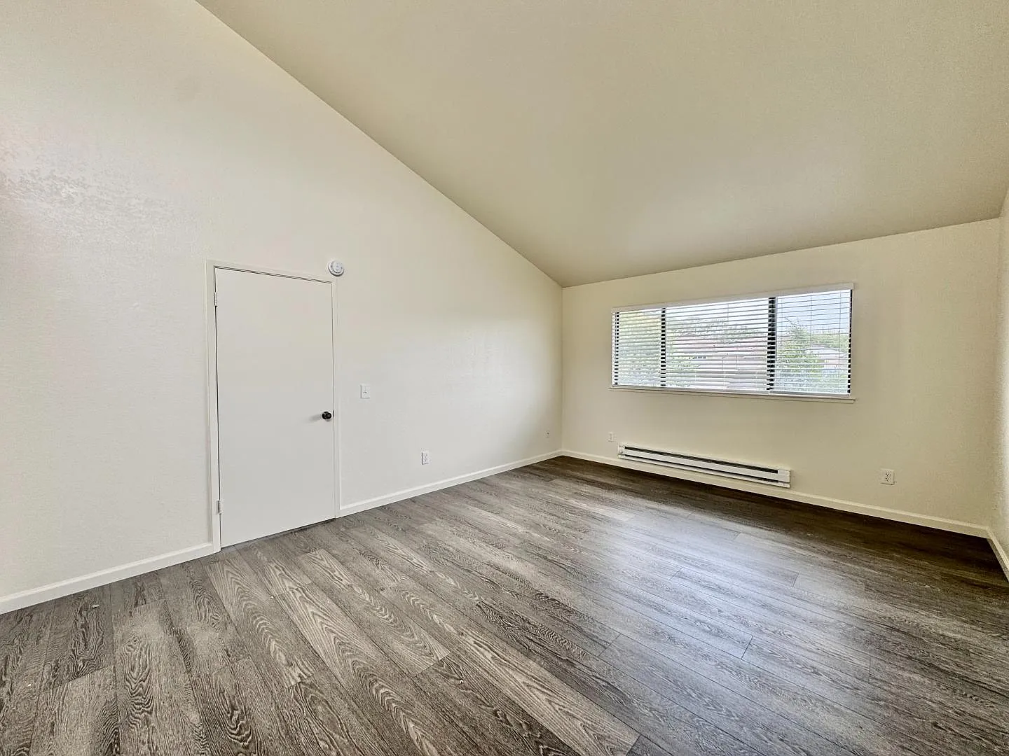 412 Ramona Ave - B — Photo 4