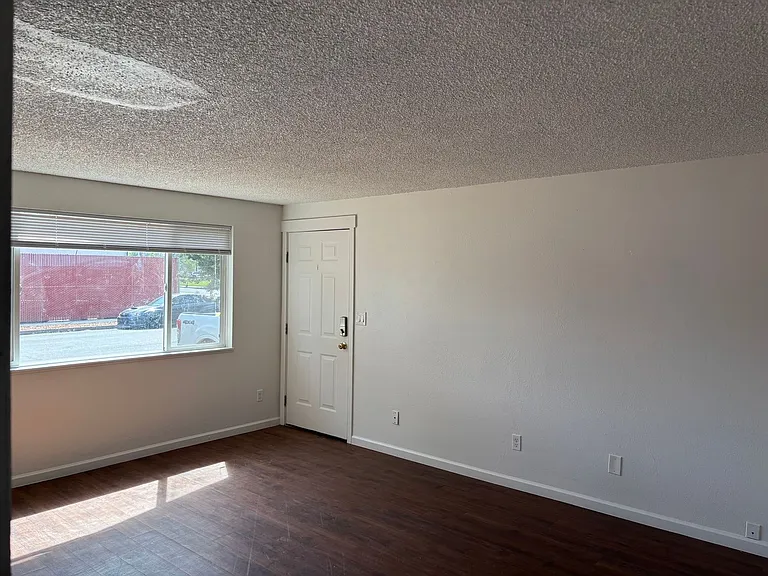 819 NW 7th St — Photo 6