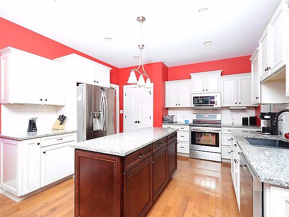 4th image of 888 Abingdon Ln