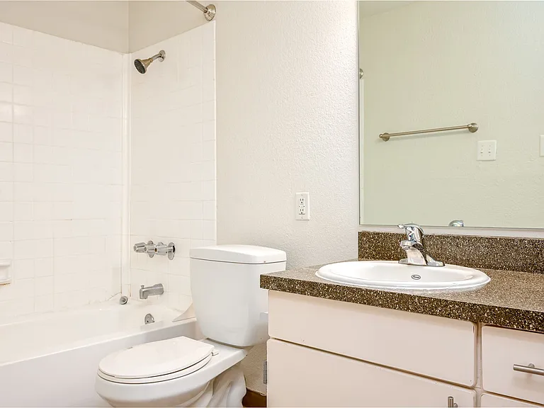Arlo on 10th |Bathroom