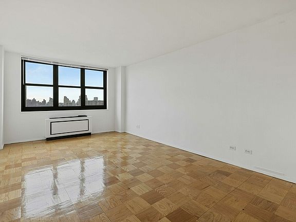 3rd image of 200 E 72nd St APT 27L
