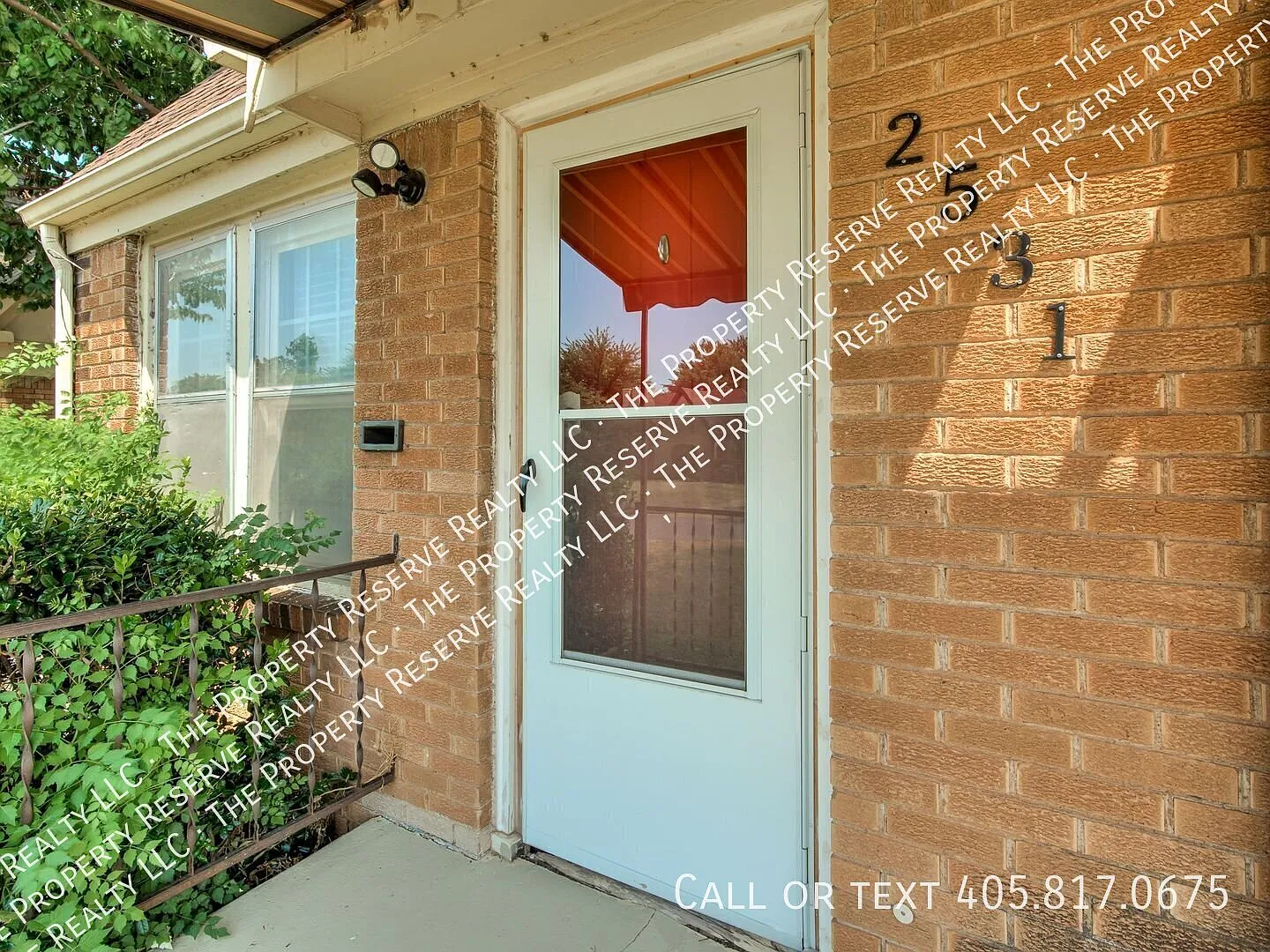 Welcome to 2531 W Park Pl! This charming 1-bedroom, 1-bath half duplex! — Photo 2