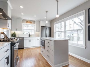 8214 N Regent Rd, Fox Pt, WI 53217