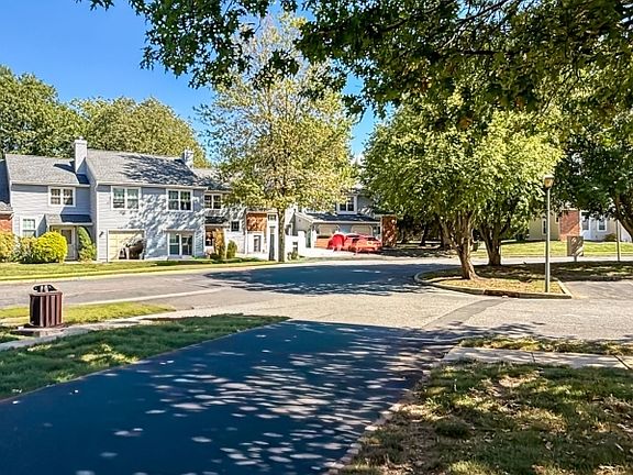 2nd image of 90 Stonehedge Ct
