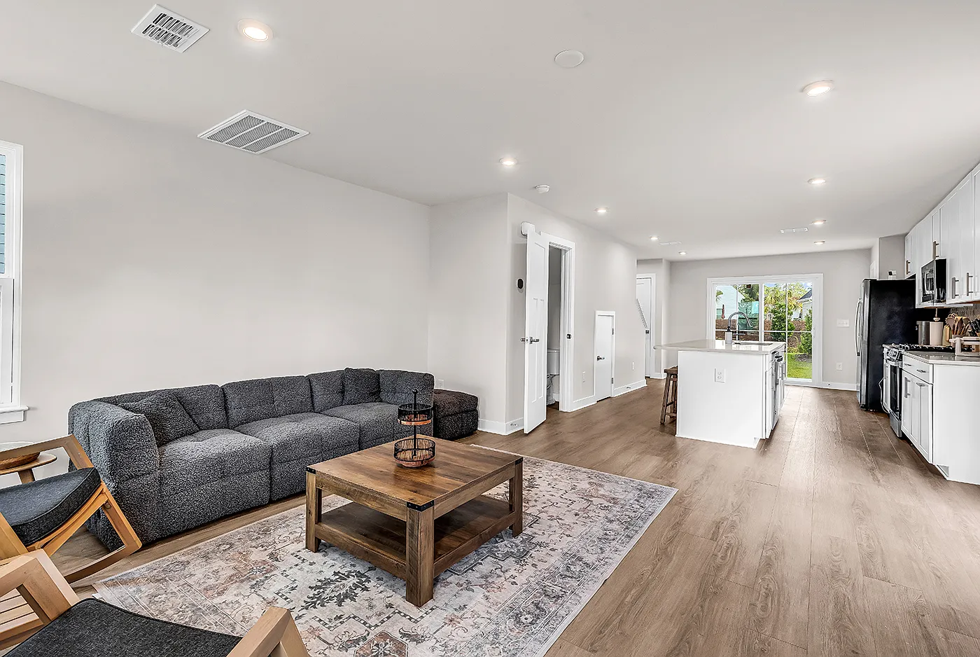 3 bed, 2.5 bath, 1326 sqft, $2,300 — Photo 4