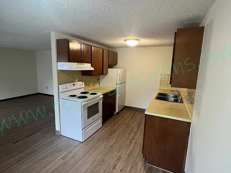 576 W 10th St — Photo 8