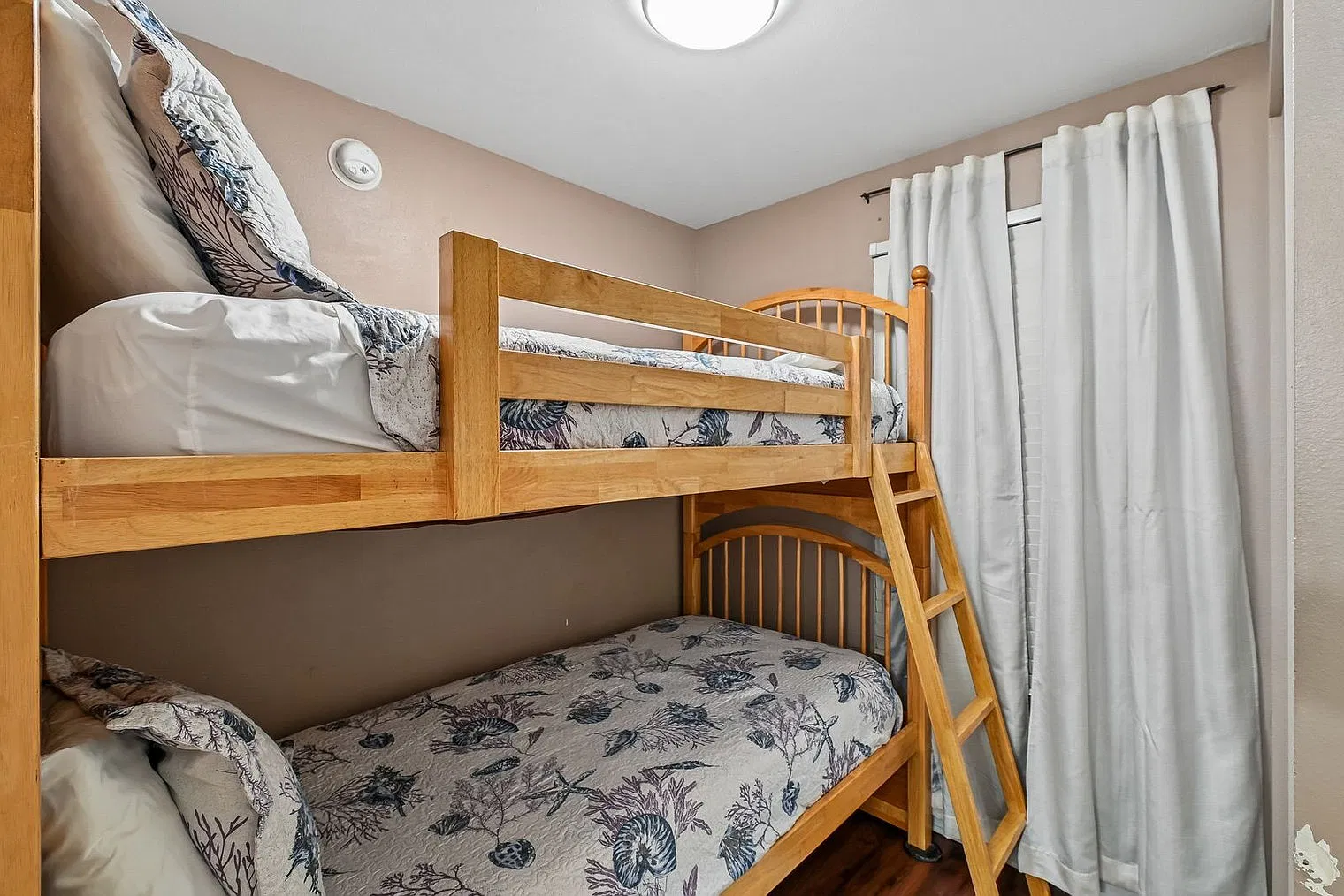 1 bed, 2.0 bath, 904 sqft, $3,774 — Photo 2