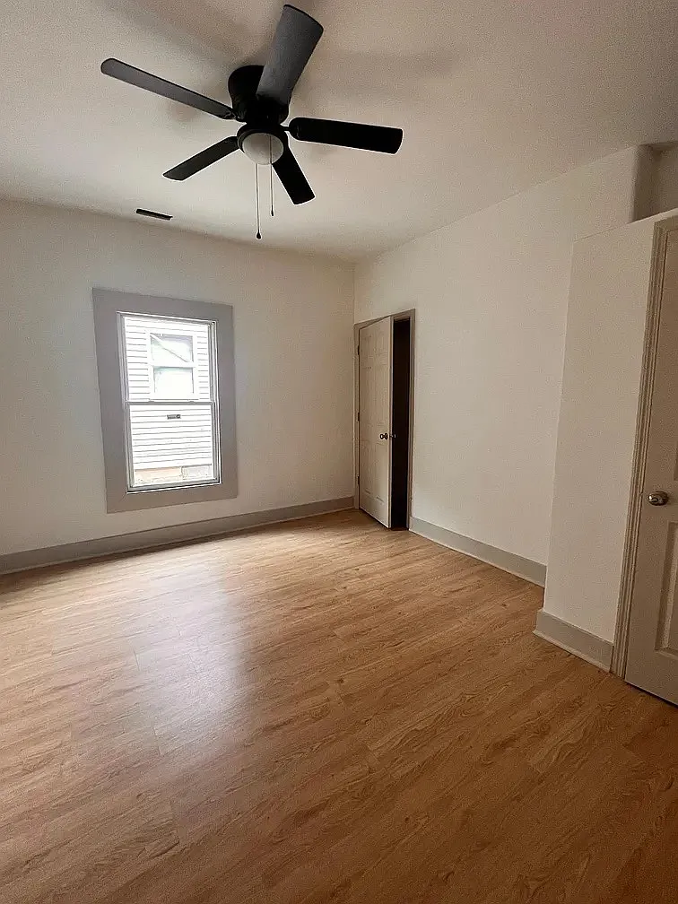 3 bed, 930 sqft, $1,400 — Photo 3