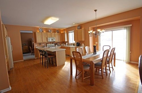 2nd image of 905 Huntington Cir