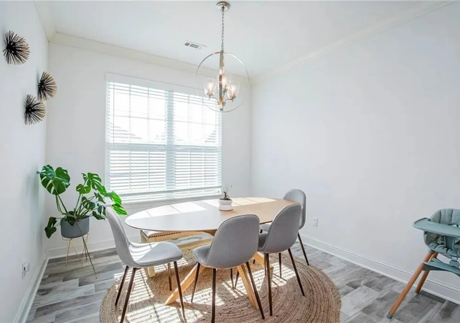 4 bed, 2.5 bath, 2230 sqft, $2,300 — Photo 4
