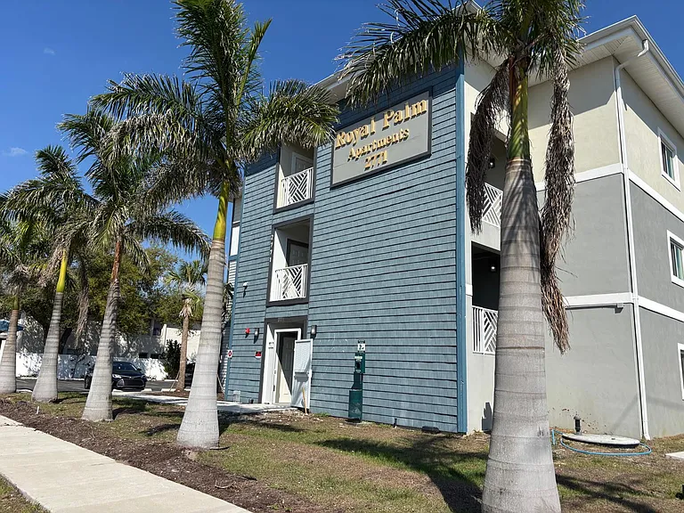 Royal Palms Apartments — Photo 2