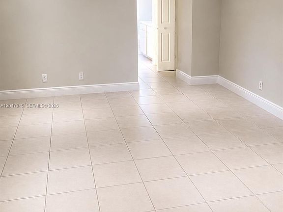 4th image of 500 NE 2nd St APT 419