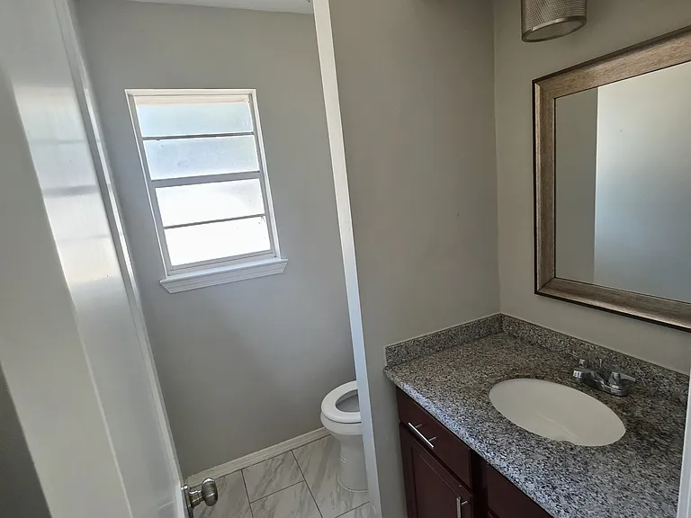 1127 Klamath Ln — Photo 8