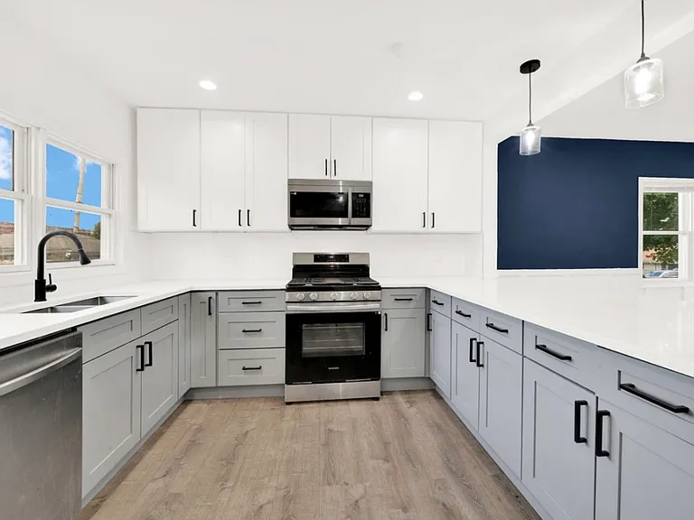 716 NW Holcomb Dr — Photo 1