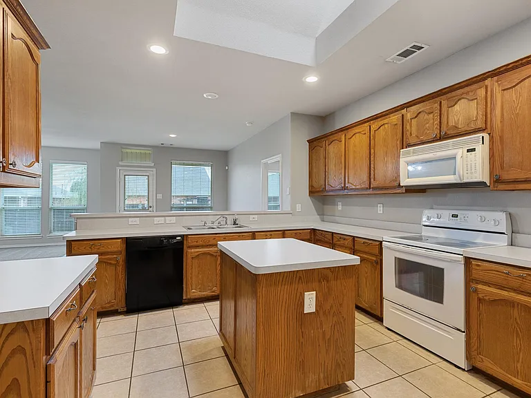 12913 Farmington Dr — Photo 8