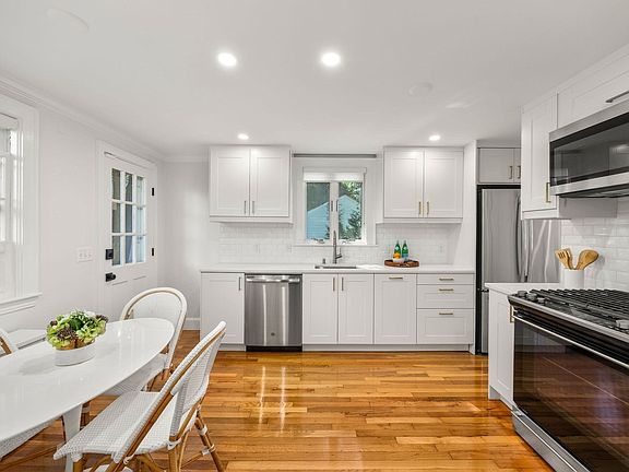 5th image of 308 Webster St