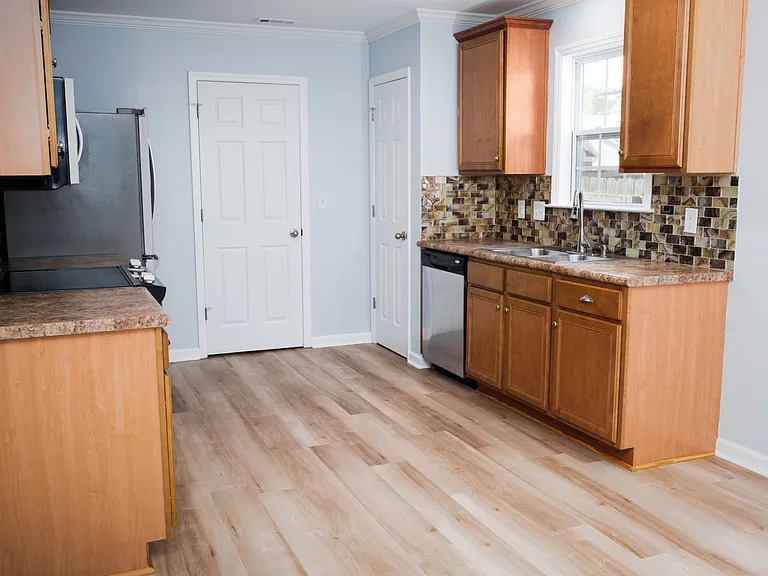 100 Lakeside Green Dr — Photo 10