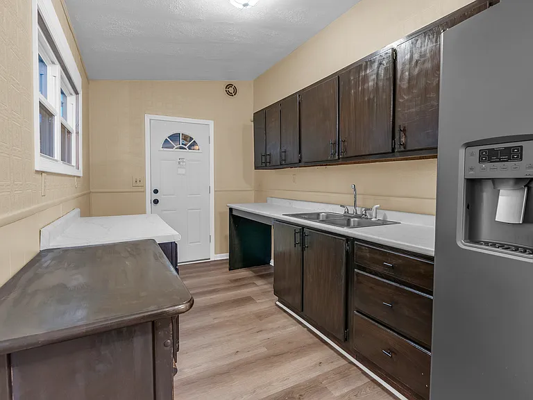 870 Taylor Ave — Photo 8