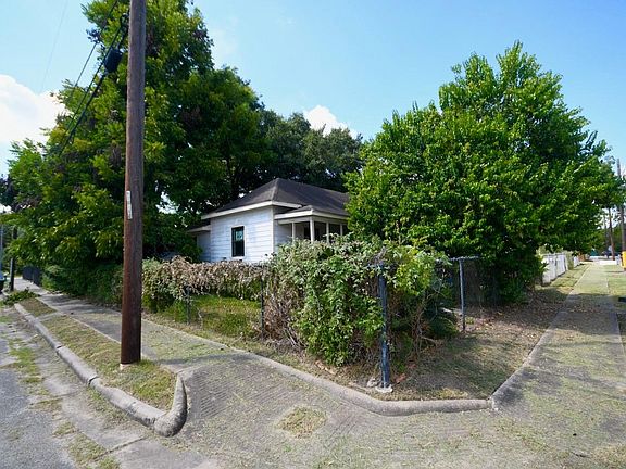 3rd image of 3036 Dennis St