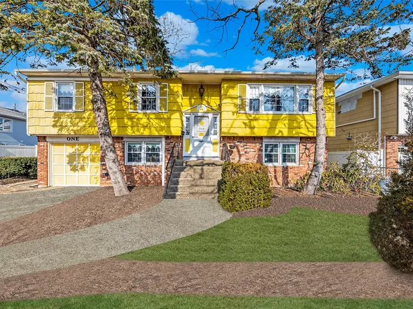 1 8th Street, Bayville, NY 11709