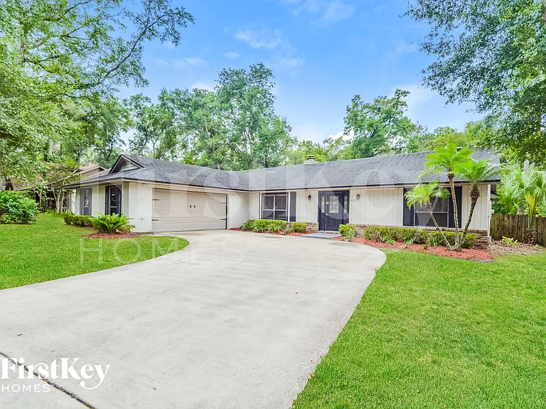 520 Whispering Oak Ln — Photo 1