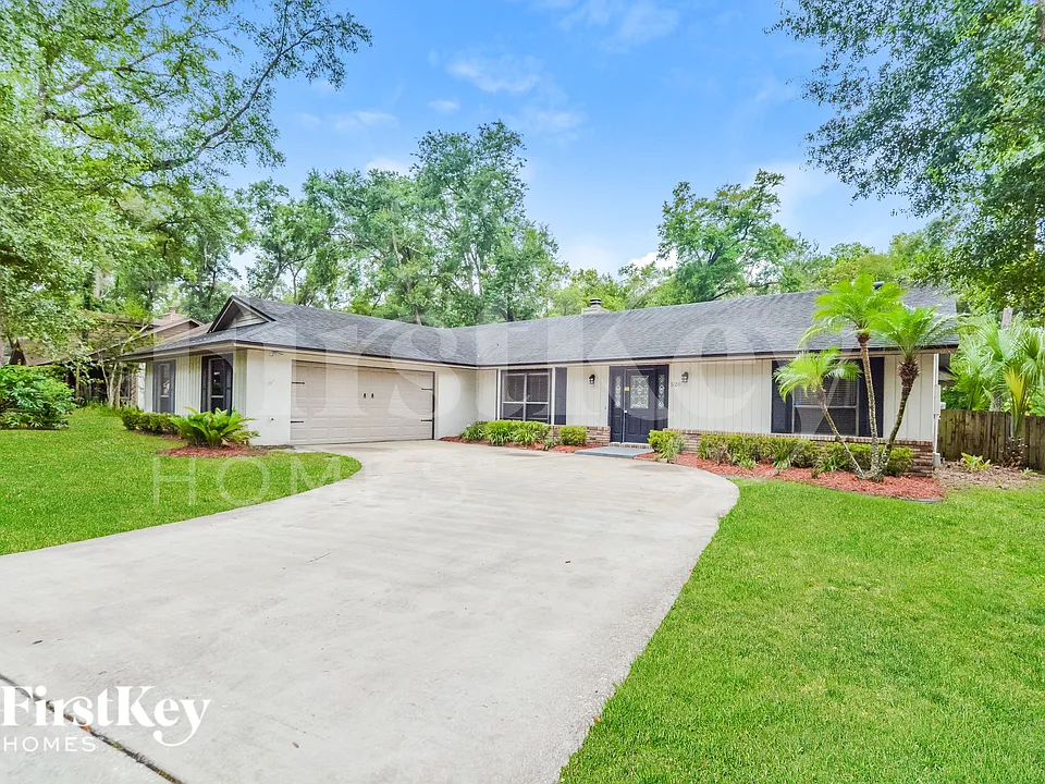 520 Whispering Oak Ln