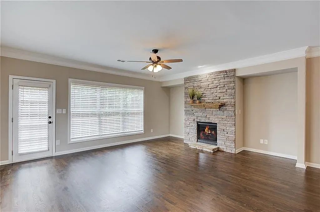 3 bed, 3.5 bath, 2237 sqft, $2,400 — Photo 4