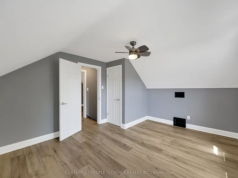 50 Columbia St W — Photo 24