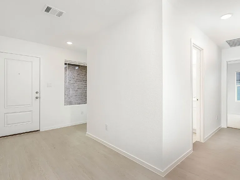 215 Zyra Ave — Photo 6