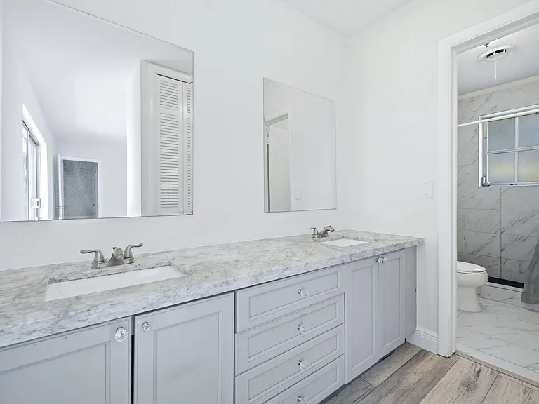 321 E Chaminade Dr — Photo 35